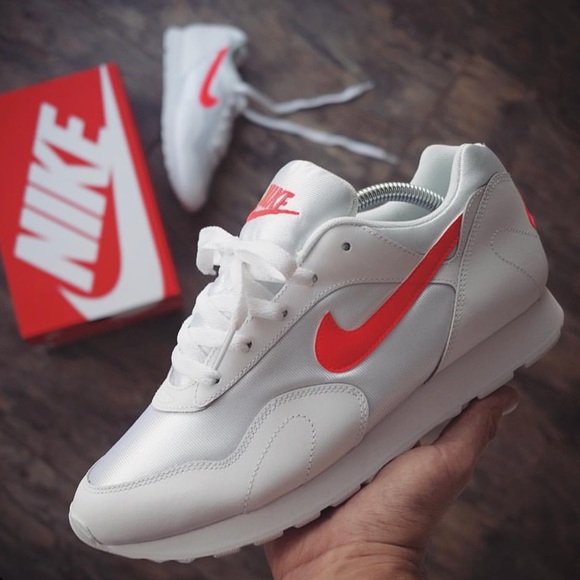 Nike women’s outburst sneakers - Picture 5 of 8